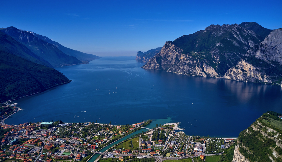 Blick über Riva del Garda auf den Gardasee