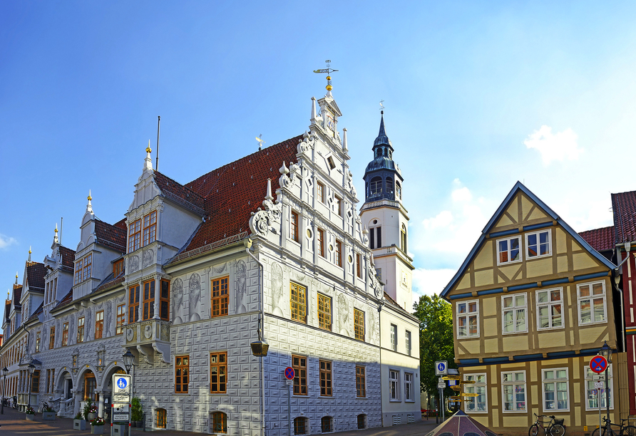 Bewundern Sie die eindrucksvolle Architektur des Celler Rathauses.