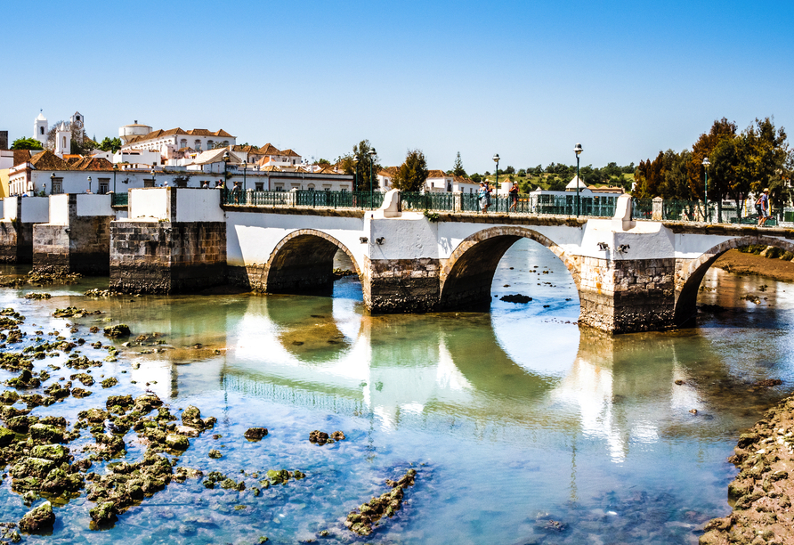 Die römische Brücke über den Rio Gilão in Tavira ist ein berühmter Fotostopp.
