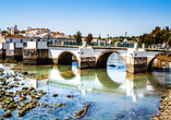 Die römische Brücke über den Rio Gilão in Tavira ist ein berühmter Fotostopp.