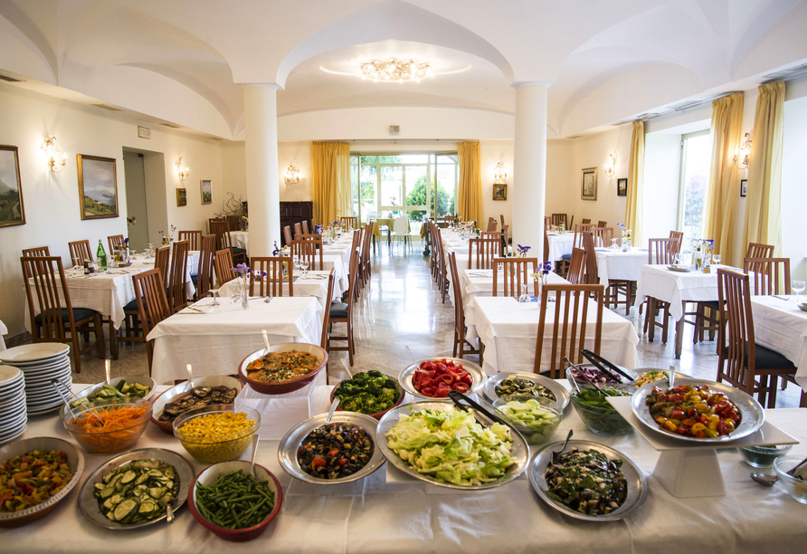 Lassen Sie sich im hoteleigenen Restaurant mit leckeren Buffets verwöhnen.