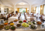 Lassen Sie sich im hoteleigenen Restaurant mit leckeren Buffets verwöhnen.