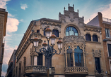 Bewundern Sie architektonische Kunstwerke am Plaça del Mercadal in Reus.