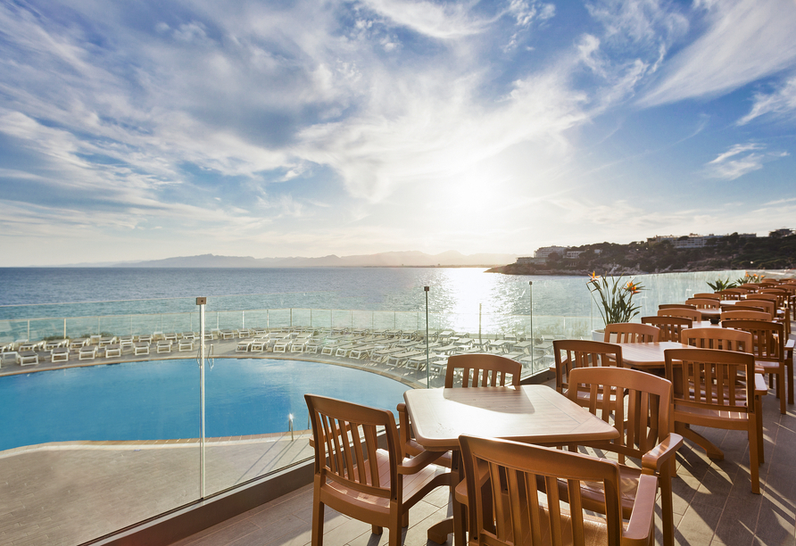 Entspannen Sie auf der Terrasse Ihres Hotels und genießen Sie Sonne satt.