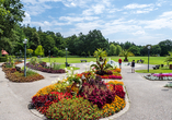 Der schöne Kurpark von Bad Füssing lädt zu einem Spaziergang ein.