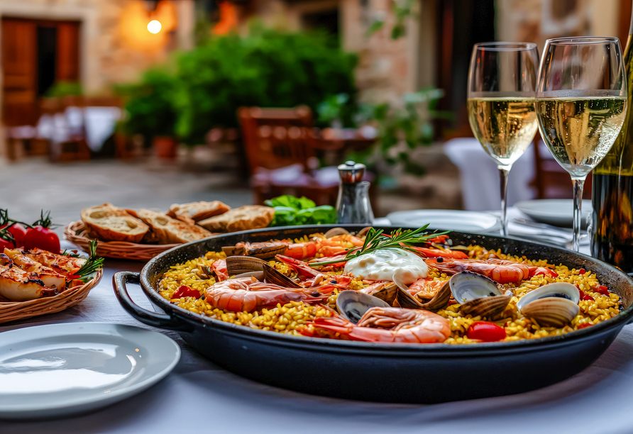 Lassen Sie sich von der spanischen Küche verführen und genießen Sie Tapas und Paella.