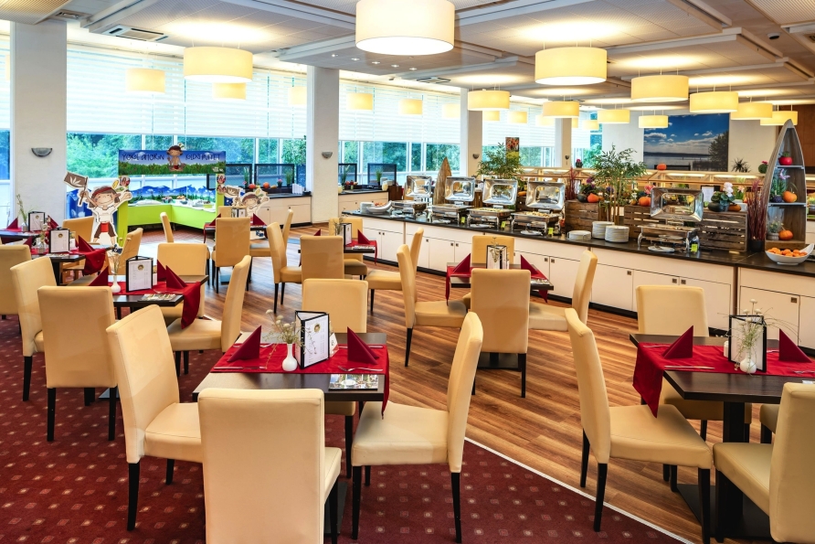 Genießen Sie ein köstliches Abendessen im Restaurant.