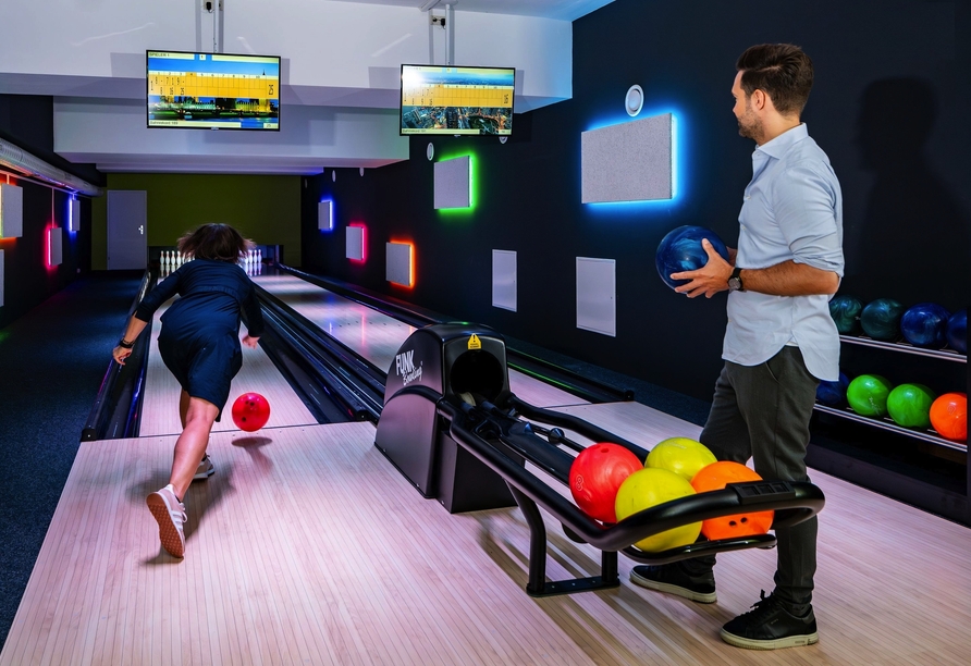 Strike! Erleben Sie Spaß und Spannung auf der hoteleigenen Bowlingbahn.