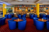 Entspannen Sie in den gemütlichen Sesseln der Café & SeaBar.