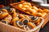 Beginnen Sie Ihren Tag mit einem Lächeln und leckeren Brötchen vom Buffet.
