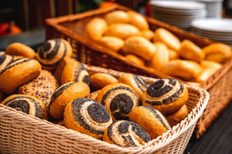 Beginnen Sie Ihren Tag mit einem Lächeln und leckeren Brötchen vom Buffet.