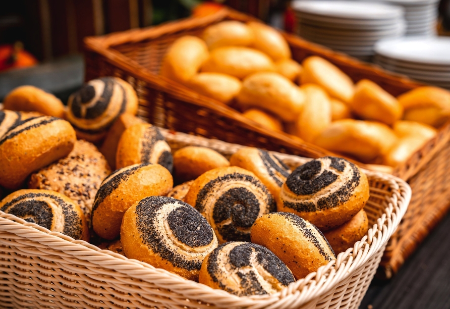 Beginnen Sie Ihren Tag mit einem Lächeln und leckeren Brötchen vom Buffet.