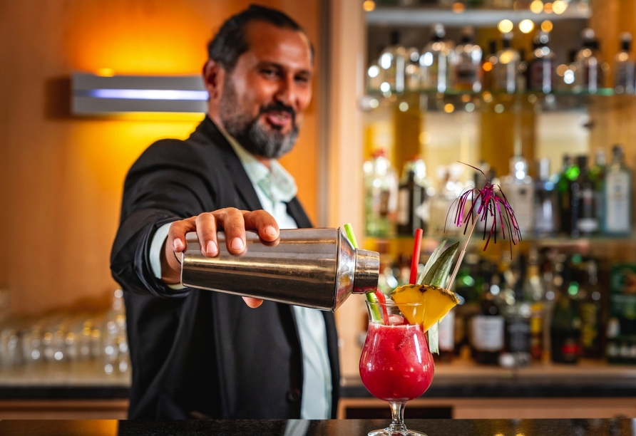 Lassen Sie sich vom Barkeeper mit erfrischenden Drinks verwöhnen – Cheers!