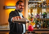 Lassen Sie sich vom Barkeeper mit erfrischenden Drinks verwöhnen – Cheers!