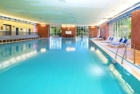 Wellness und Entspannung – die Nutzung des Hallenbads ist in Ihrem Reisepaket enthalten.