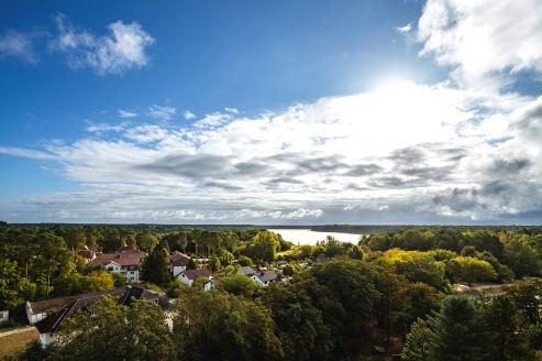 In traumhafter Lage, umgeben von der herrlichen Natur, befindet sich das AHORN Seehotel Templin.