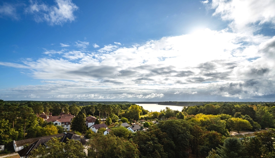 In traumhafter Lage, umgeben von der herrlichen Natur, befindet sich das AHORN Seehotel Templin.