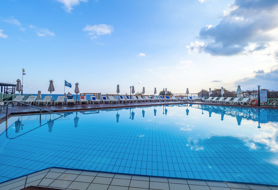 Genießen Sie die wohltuende Sonne am Außenpool des Hotels.