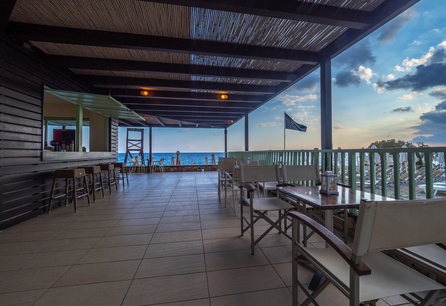 Freuen Sie sich in der Beach Bar auf herrliche Ausblicke auf das Meer.