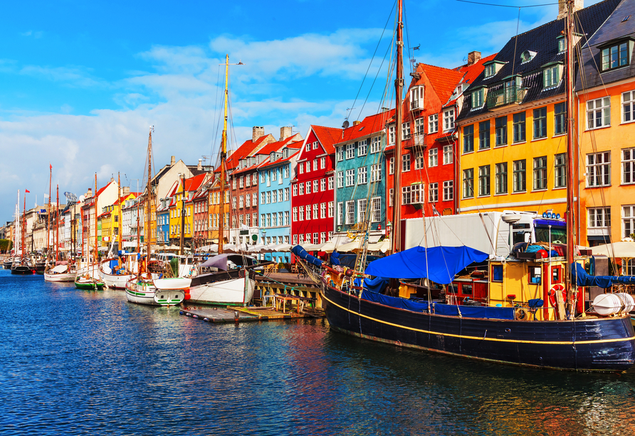 In Kopenhagen lernen Sie u.a. den malerischen Hafen Nyhavn mit seinen bunten Häusern kennen.