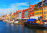 In Kopenhagen lernen Sie u.a. den malerischen Hafen Nyhavn mit seinen bunten Häusern kennen.