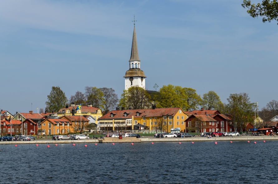 Mariefred mit seinen typischen, bunten Holzhäusern ist ein idyllisches Städtchen (Schweden).