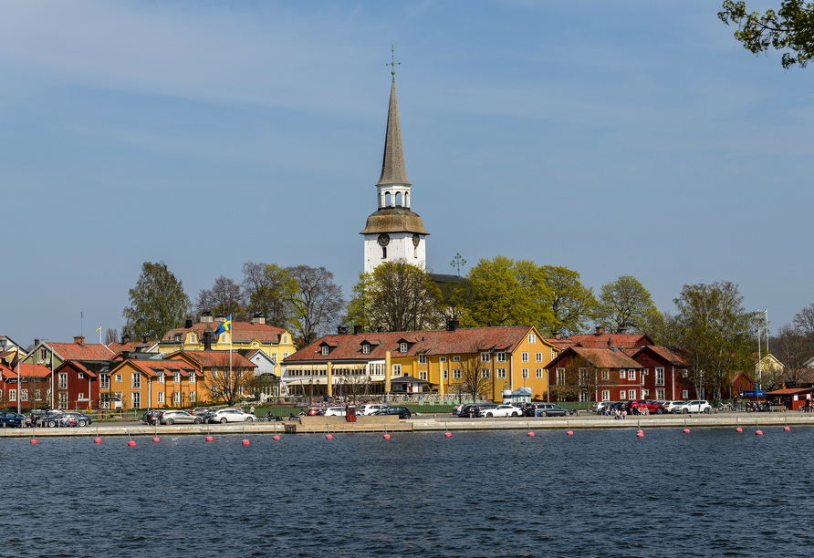 Mariefred mit seinen typischen, bunten Holzhäusern ist ein idyllisches Städtchen (Schweden).