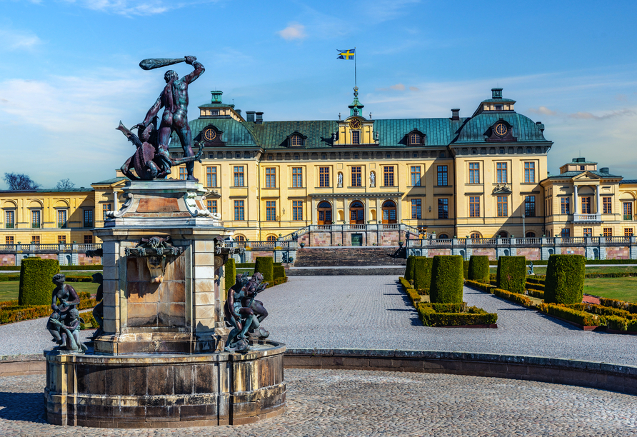 Sie besichtigen das Schloss Drottningholm, das zum UNESCO-Weltkulturerbe gehört (Schweden).