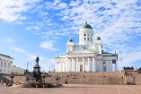 Der weiße Dom von Helsinki thront über dem Senatsplatz.
