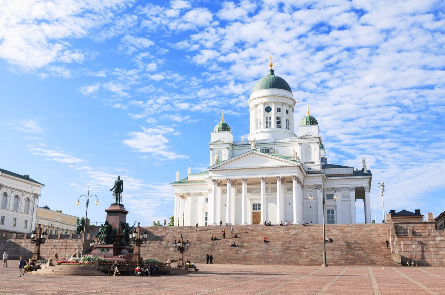Der weiße Dom von Helsinki thront über dem Senatsplatz.