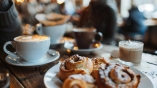 Freuen Sie sich auf eine typische Fika, eine schwedische Kaffeepause, bei der Geselligkeit und die Freude an kleinen Dingen im Vordergrund stehen.