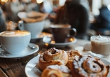 Freuen Sie sich auf eine typische Fika, eine schwedische Kaffeepause, bei der Geselligkeit und die Freude an kleinen Dingen im Vordergrund stehen.