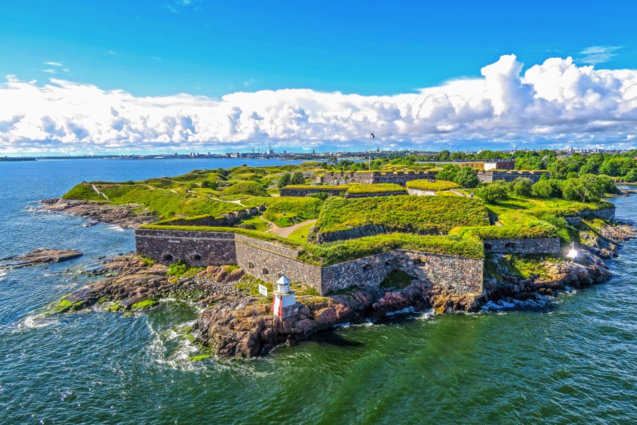 Im Rahmen des zubuchbaren Erlebnispaketes besuchen Sie die Festungsinsel Suomenlinna vor Helsinki.