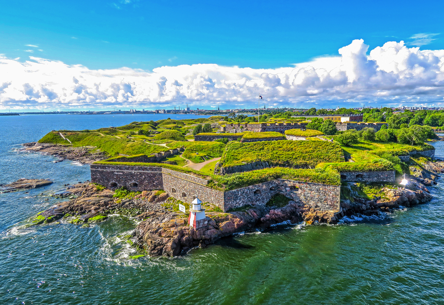 Im Rahmen des zubuchbaren Erlebnispaketes besuchen Sie die Festungsinsel Suomenlinna vor Helsinki.