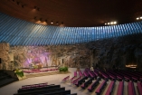 Statten Sie in Ihrer freien Zeit der Temppeliaukio Kirche, die in einen Felsen gebaut wurde, einen Besuch ab (Helsinki).