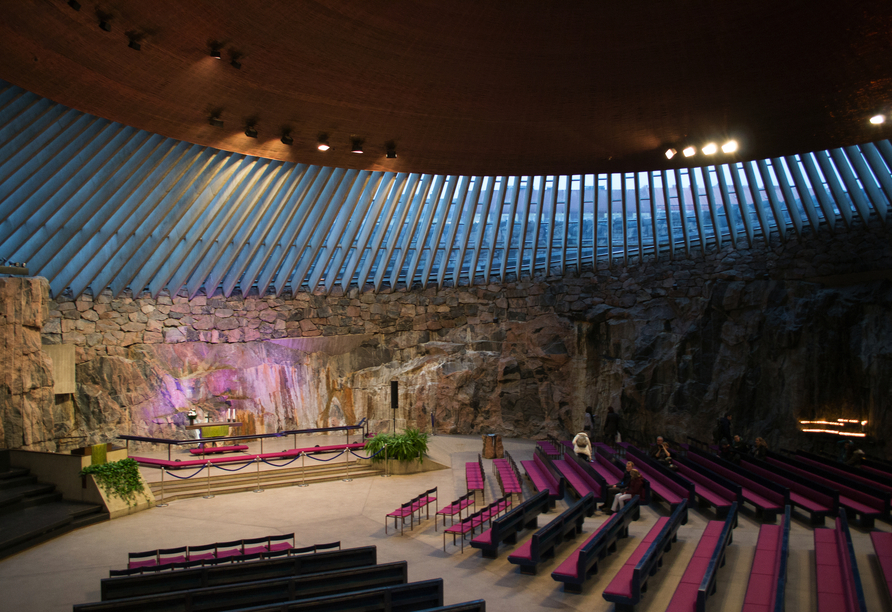 Statten Sie in Ihrer freien Zeit der Temppeliaukio Kirche, die in einen Felsen gebaut wurde, einen Besuch ab (Helsinki).