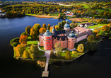 Das burgähnliche Schloss Gripsholm ist idyllisch am Ufer des Mälarsees gelegen (Schweden).