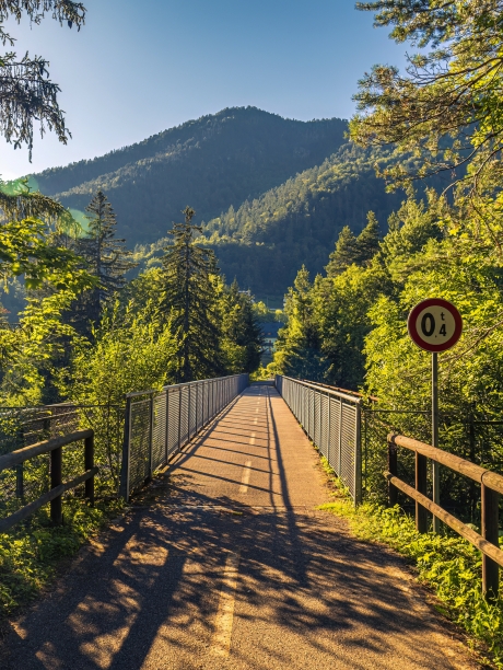 Radeln Sie über Brücken mit Panorama – die perfekte Verbindung zwischen Natur und Bewegung.