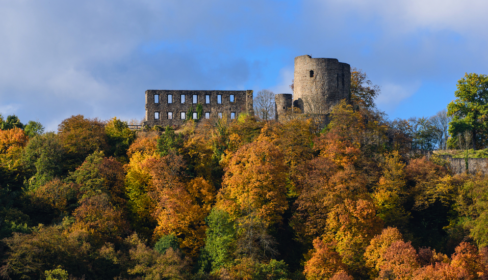 Genießen Sie die Mittelalterromantik an der Burgruine Windeck.