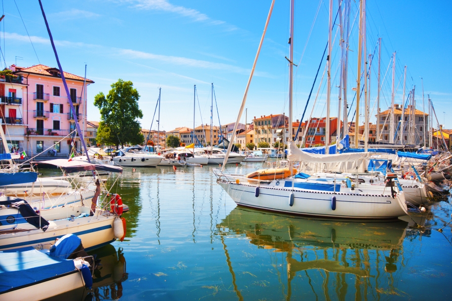 Genießen Sie den Ausklang Ihrer Reise in einem der gemütlichen Cafés am Hafen von Grado.