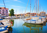 Rund um den malerischen Hafen in Grado finden Sie zahlreiche Cafés und Bars für eine Einkehr.