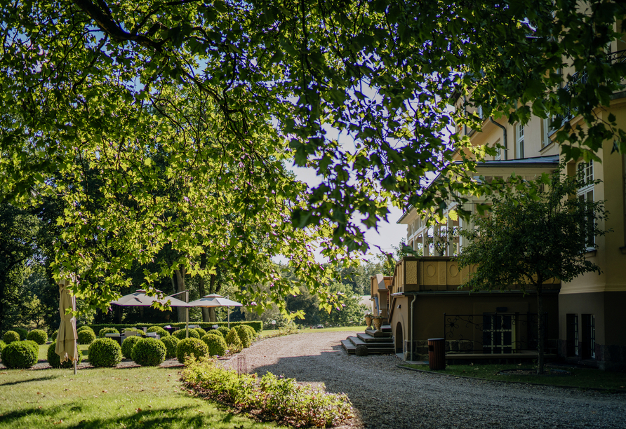 Das Bernsteinschloss Wendorf ist in eine schöne, grüne Anlage eingebettet, die zu Ihrer Erholung beiträgt.