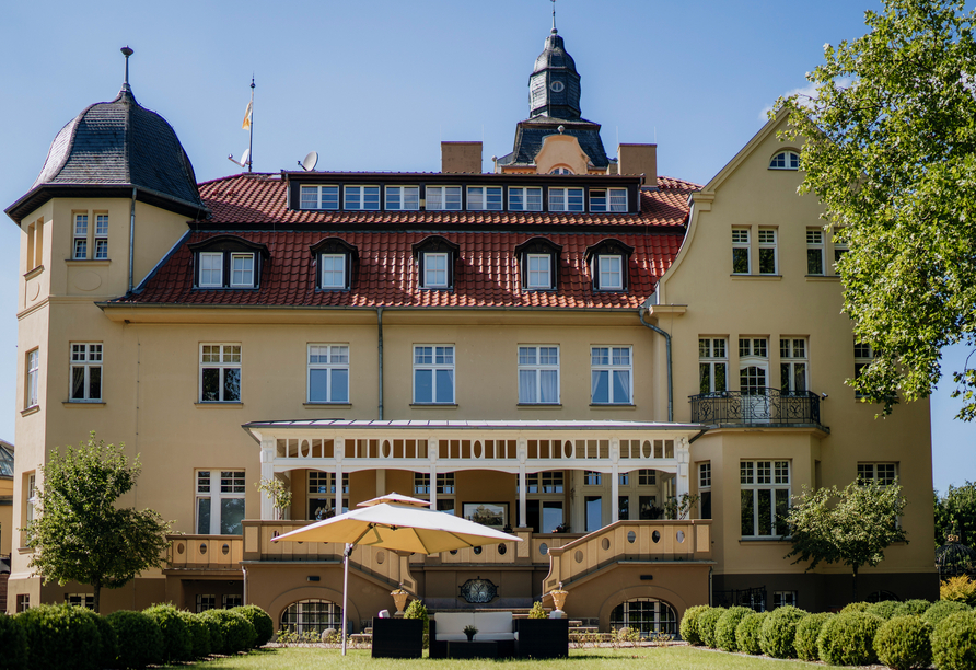 Die Ferienhäuser und Chalets befinden sich unmittelbar neben dem Bernsteinschloss Wendorf.