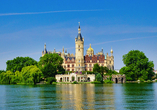 Machen Sie einen Ausflug nach Schwerin und besichtigen Sie das majestätische Schloss Schwerin.