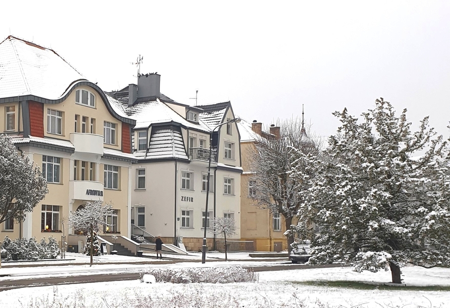 Herzlich willkommen im Hotel Afrodyta Spa vor winterlicher Kulisse!