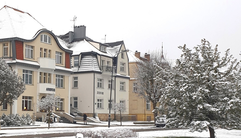 Herzlich willkommen im Hotel Afrodyta Spa vor winterlicher Kulisse!