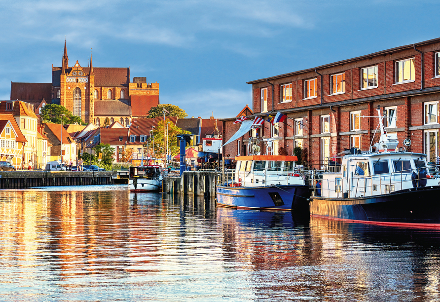 Flanieren Sie am Hafen von Wismar.