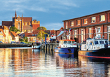 Flanieren Sie am Hafen von Wismar.