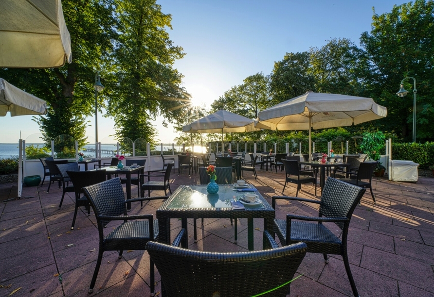Genießen Sie von der Terrasse Ihres Hotels einen herrlichen Blick auf die Wismarer Bucht.