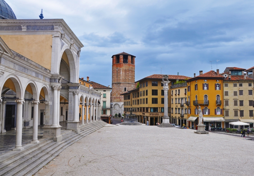Flanieren Sie über die Piazza della Libertà – einer der schönsten Plätze Italiens.